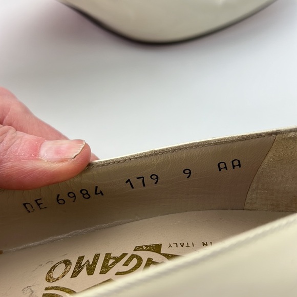 Classic Vintage Ferragamo off white 3" heels - Picture 9 of 9